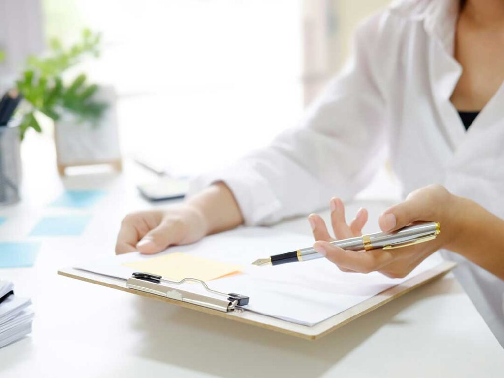 arzt mit schreibblock