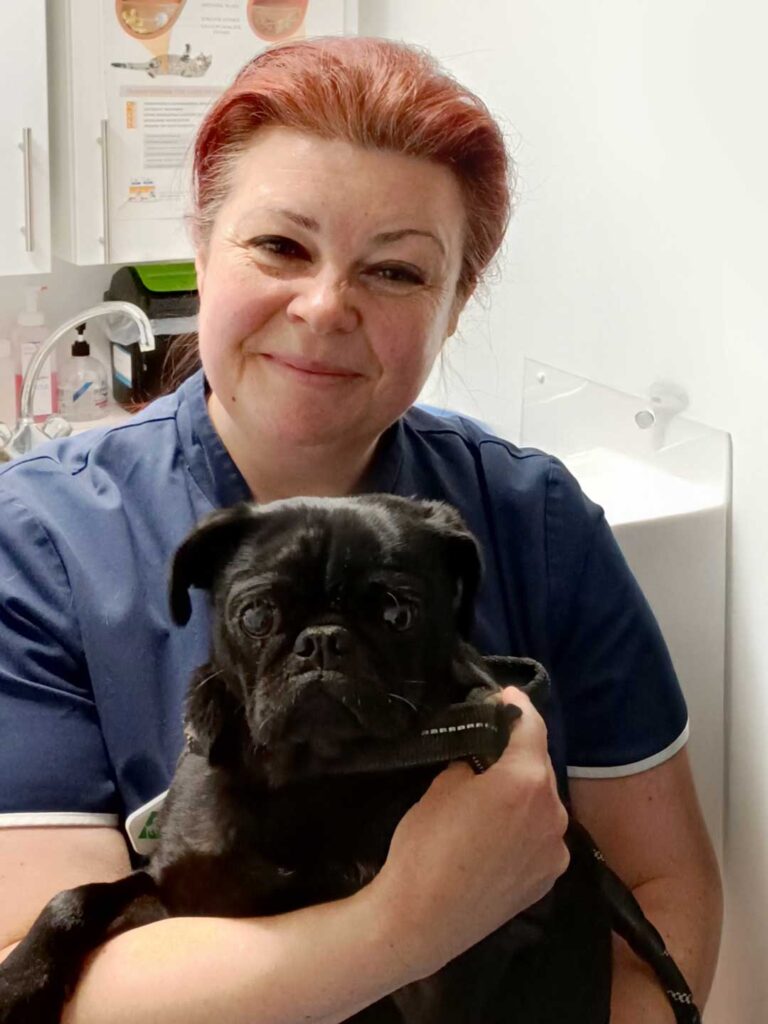 margit fruth mit schwarzem hund